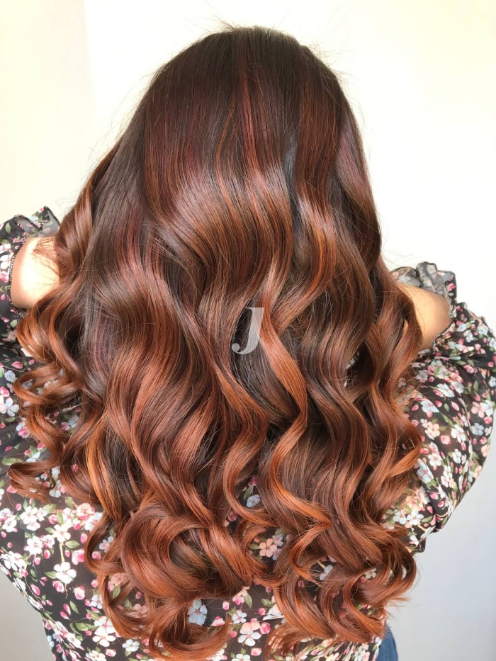 Foto di donna con capelli lunghi ramato scuro