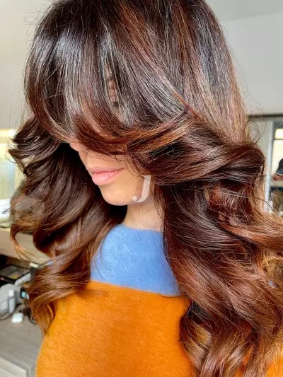 Foto di donna con capelli lunghi ramato scuro