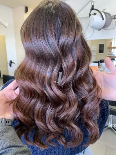 Foto di donna con capelli lunghi ramato scuro