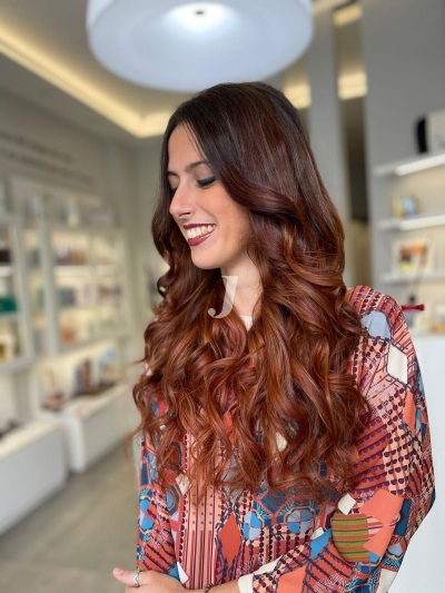 Foto di donna con capelli lunghi ramato scuro
