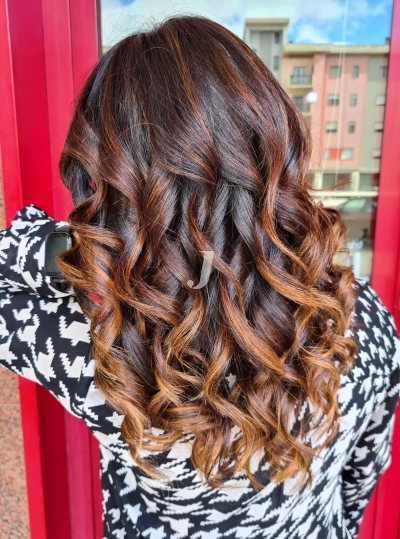 Foto di donna con capelli lunghi ramato scuro