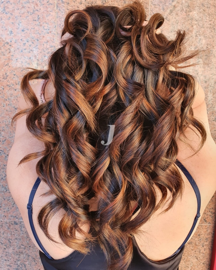 Foto di donna con capelli lunghi ramato scuro