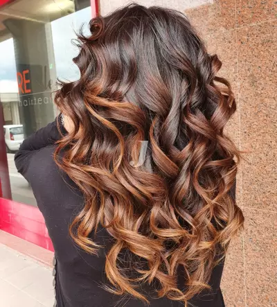 Foto di donna con capelli lunghi ramato scuro