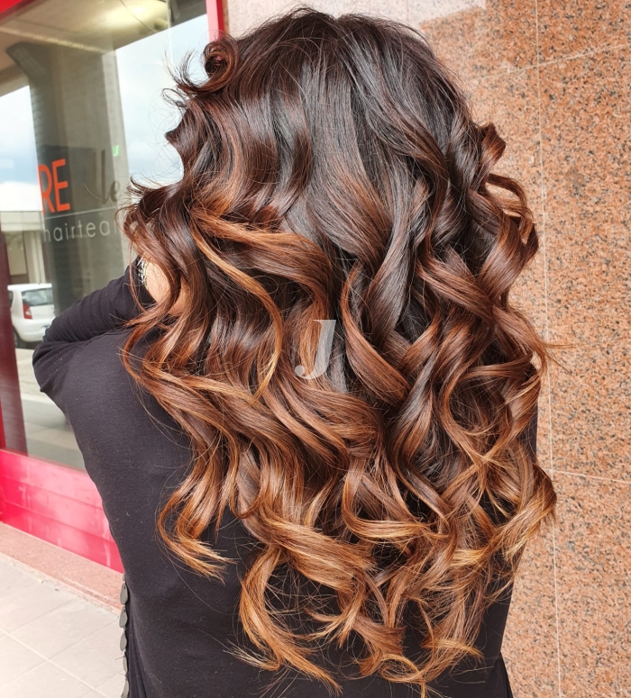 Foto di donna con capelli lunghi ramato scuro