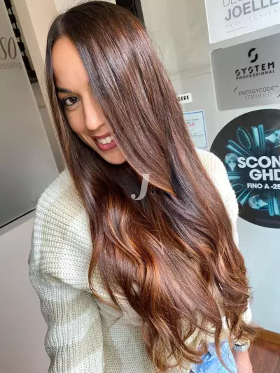 Foto di donna con capelli lunghi ramato scuro