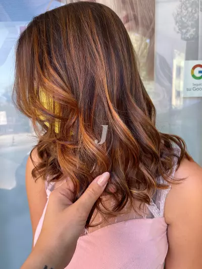 Foto di donna con capelli lunghi ramato scuro