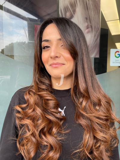 Foto di donna con capelli lunghi ramato scuro