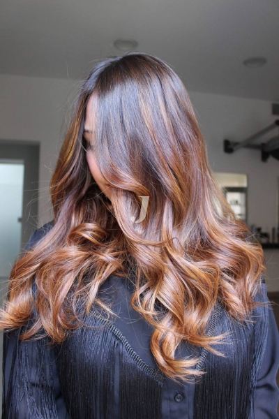 Foto di donna con capelli lunghi ramato scuro