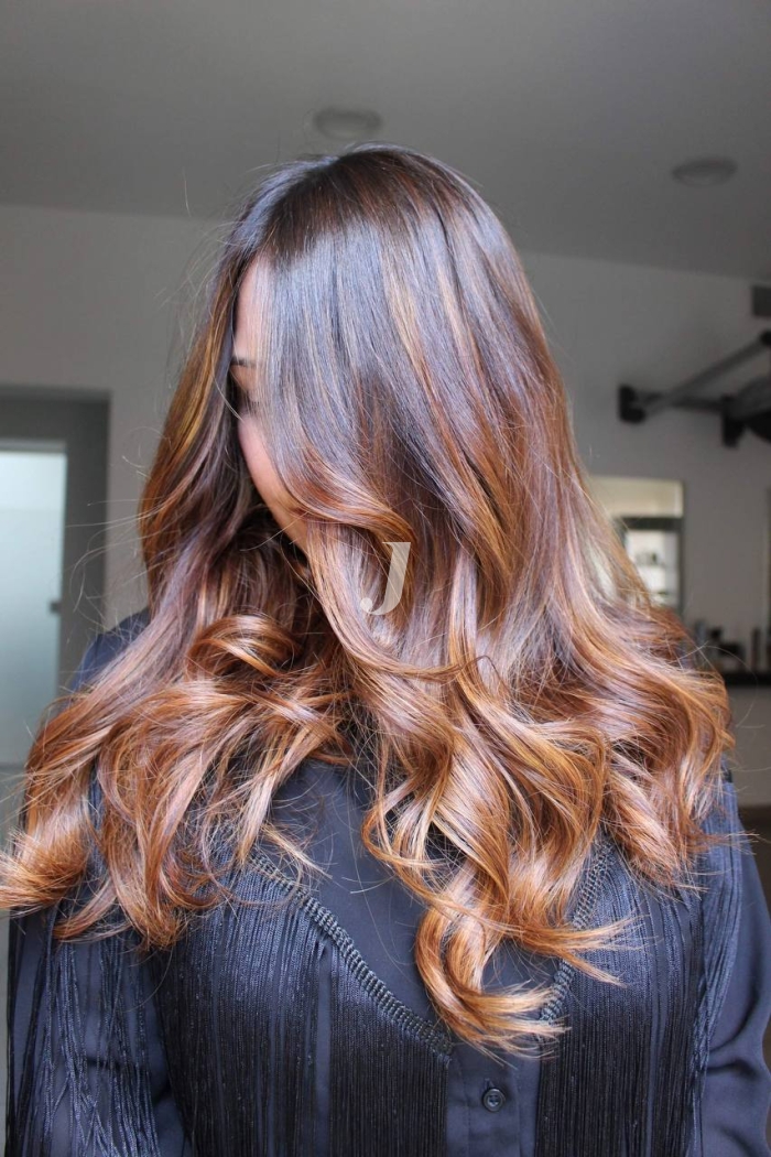 Foto di donna con capelli lunghi ramato scuro