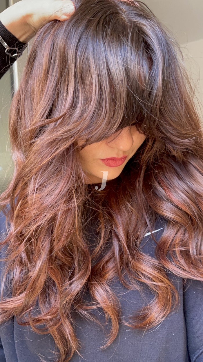 Foto di donna con capelli lunghi ramato scuro