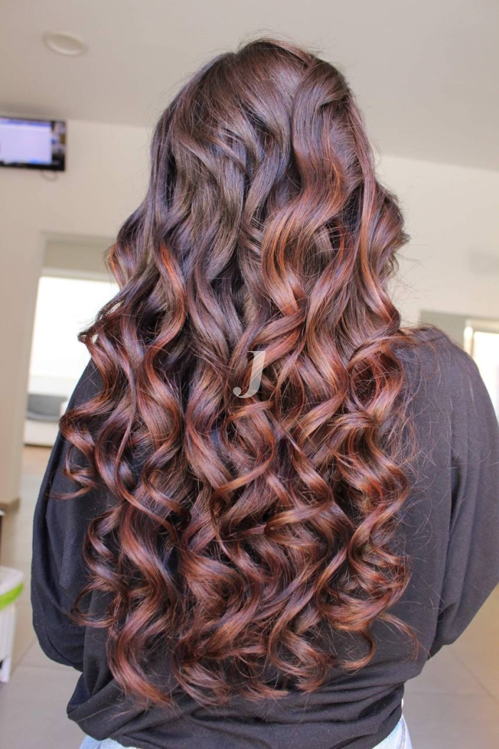 Foto di donna con capelli lunghi ramato scuro