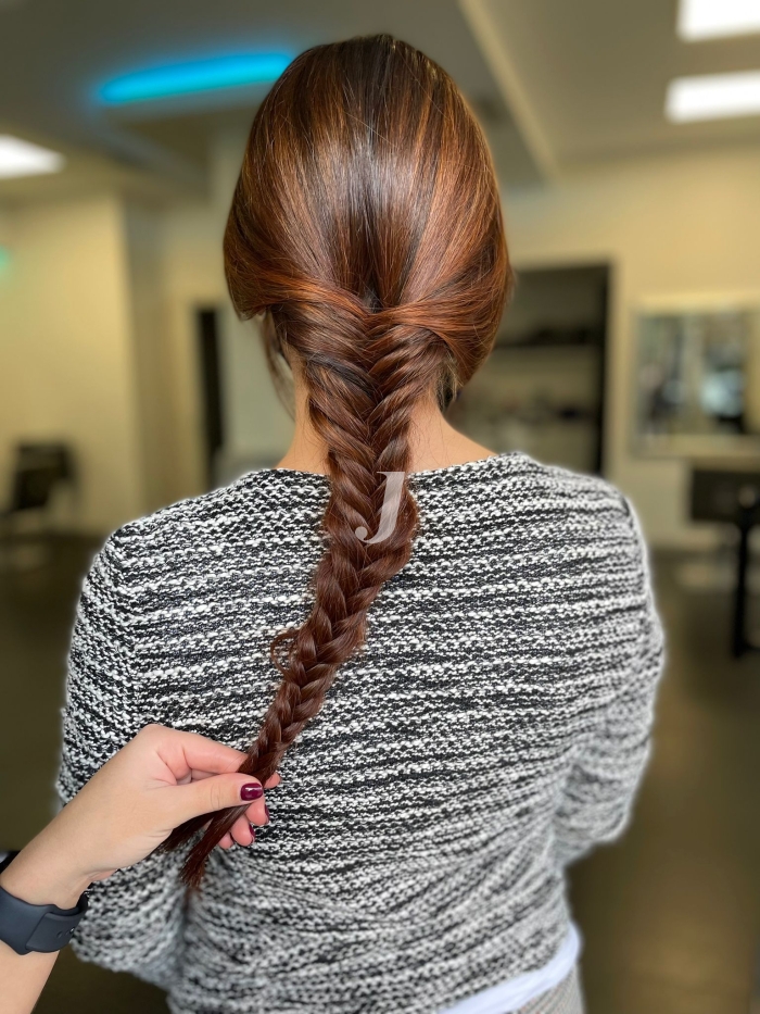 Foto di donna con capelli lunghi ramato scuro