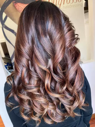 Foto di donna con capelli lunghi ramato scuro