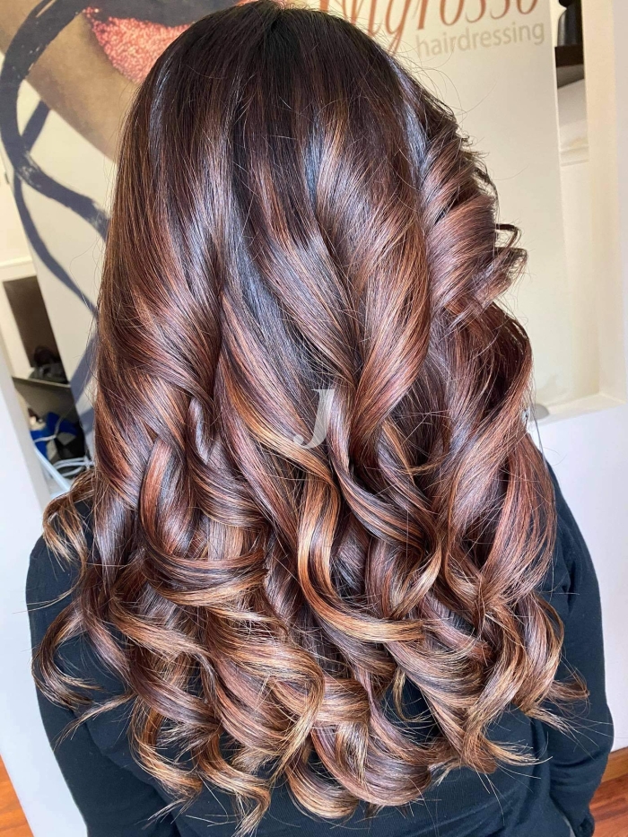 Foto di donna con capelli lunghi ramato scuro