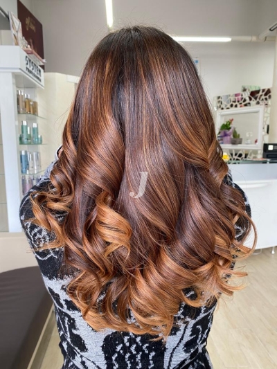 Foto di donna con capelli lunghi ramato scuro