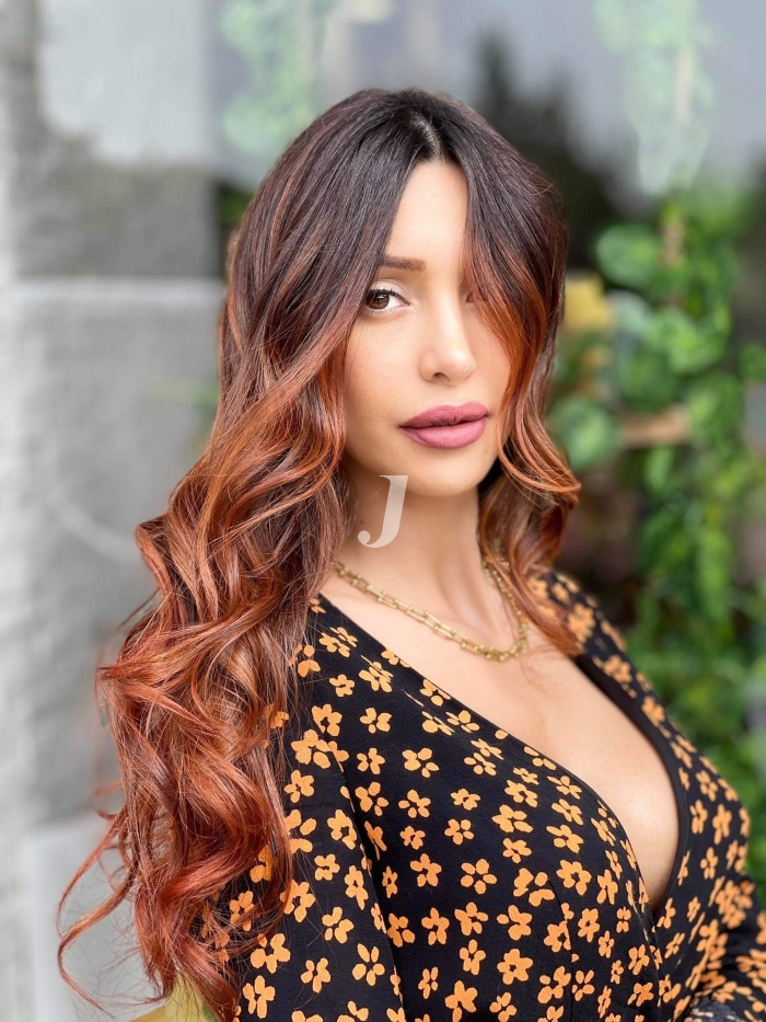 Foto di donna con capelli lunghi ramato scuro