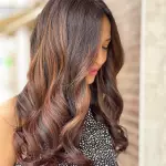 Foto di donna con capelli lunghi ramato scuro
