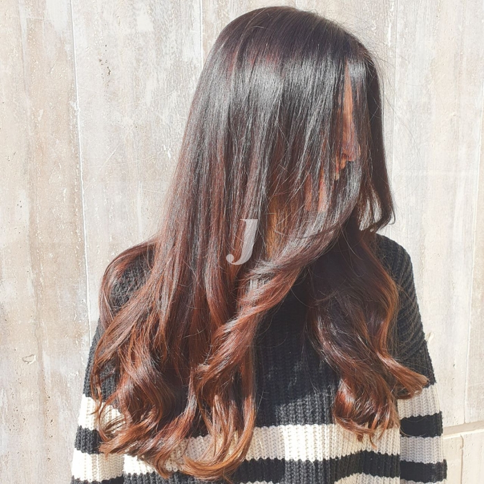 Foto di donna con capelli lunghi ramato scuro