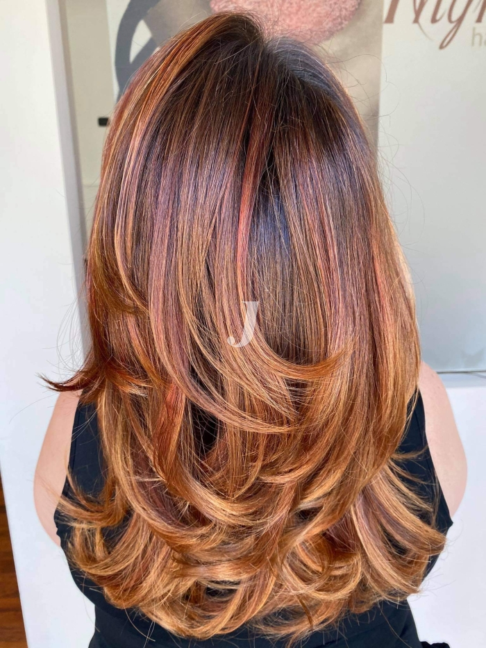 Foto di donna con capelli lunghi ramato scuro