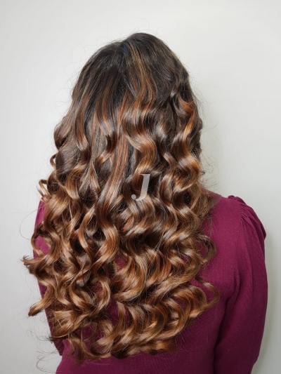 Foto di donna con capelli lunghi ramato scuro