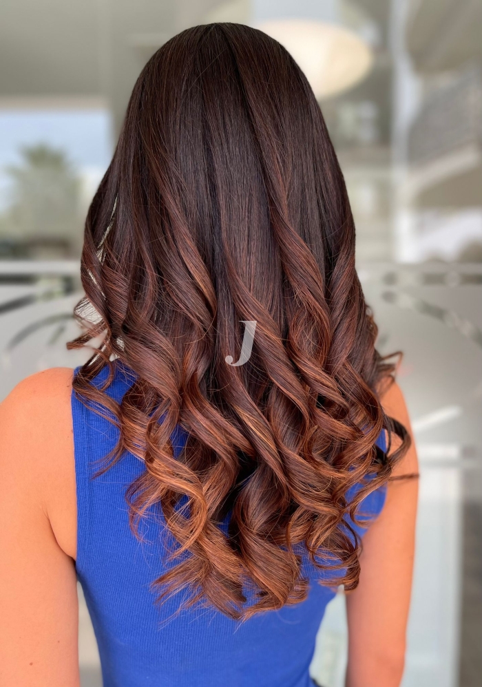 Foto di donna con capelli lunghi ramato scuro