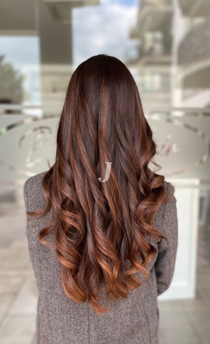 Foto di donna con capelli lunghi ramato scuro