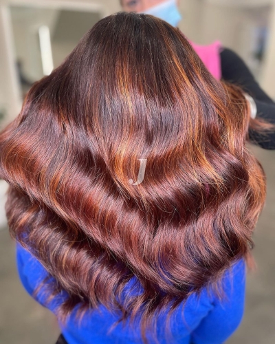 Foto di donna con capelli lunghi ramato scuro