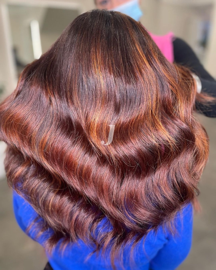 Foto di donna con capelli lunghi ramato scuro