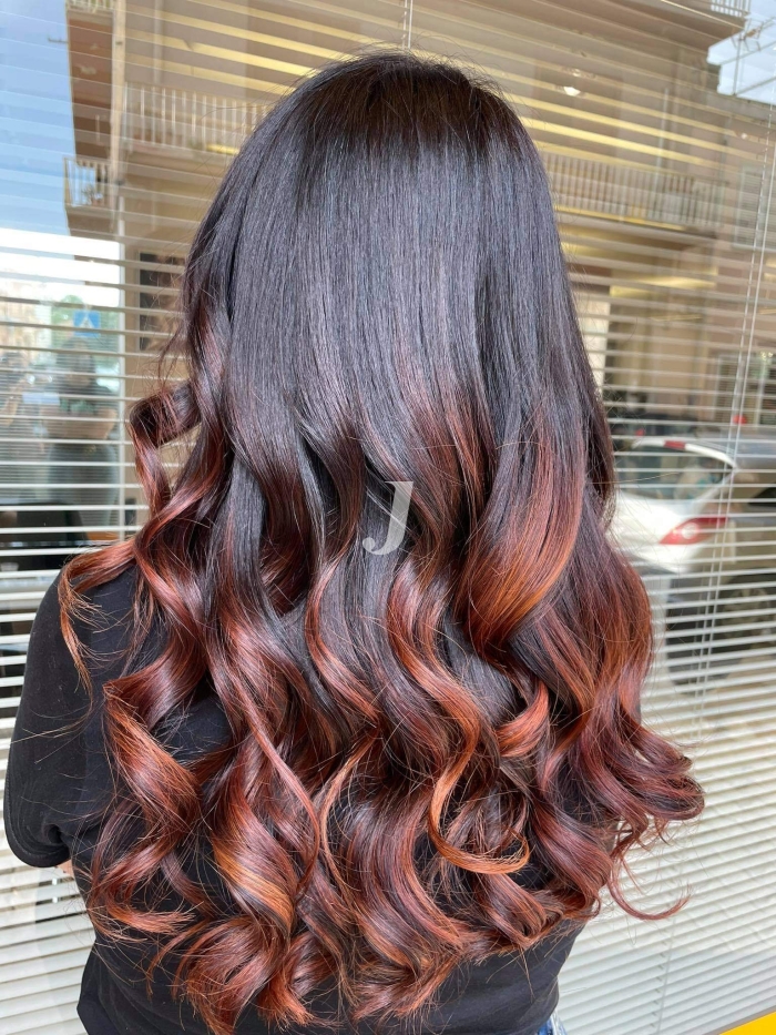 Foto di donna con capelli lunghi ramato scuro