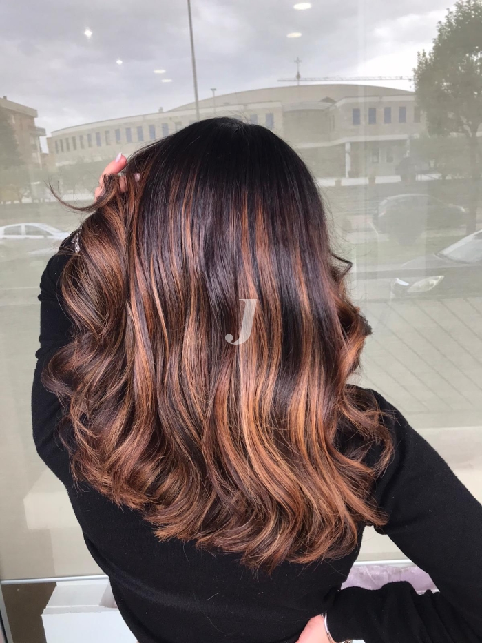 Foto di donna con capelli lunghi ramato scuro