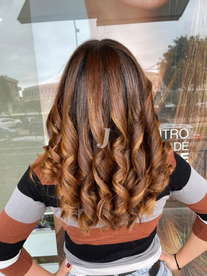 Foto di donna con capelli lunghi ramato scuro