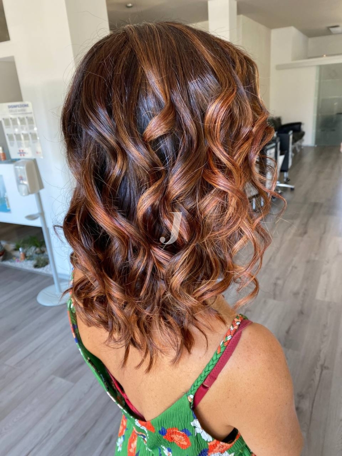 Foto di donna con capelli lunghi ramato scuro