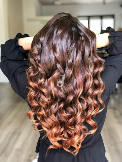 Foto di donna con capelli lunghi ramato scuro