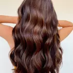 Foto di donna con capelli lunghi ramato scuro