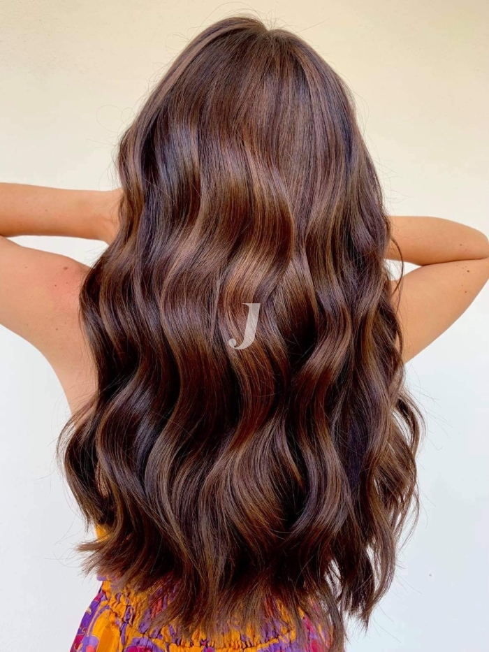 Foto di donna con capelli lunghi ramato scuro