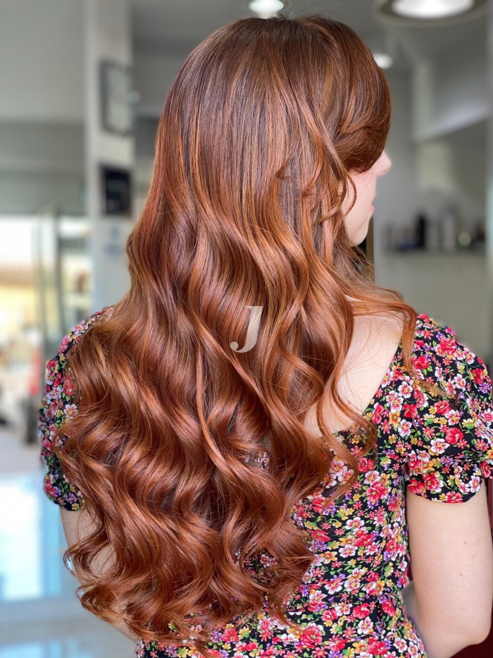 Foto di donna con capelli lunghi ramato scuro