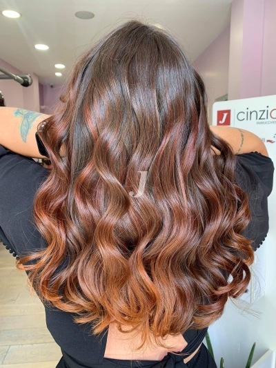 Foto di donna con capelli lunghi ramato scuro