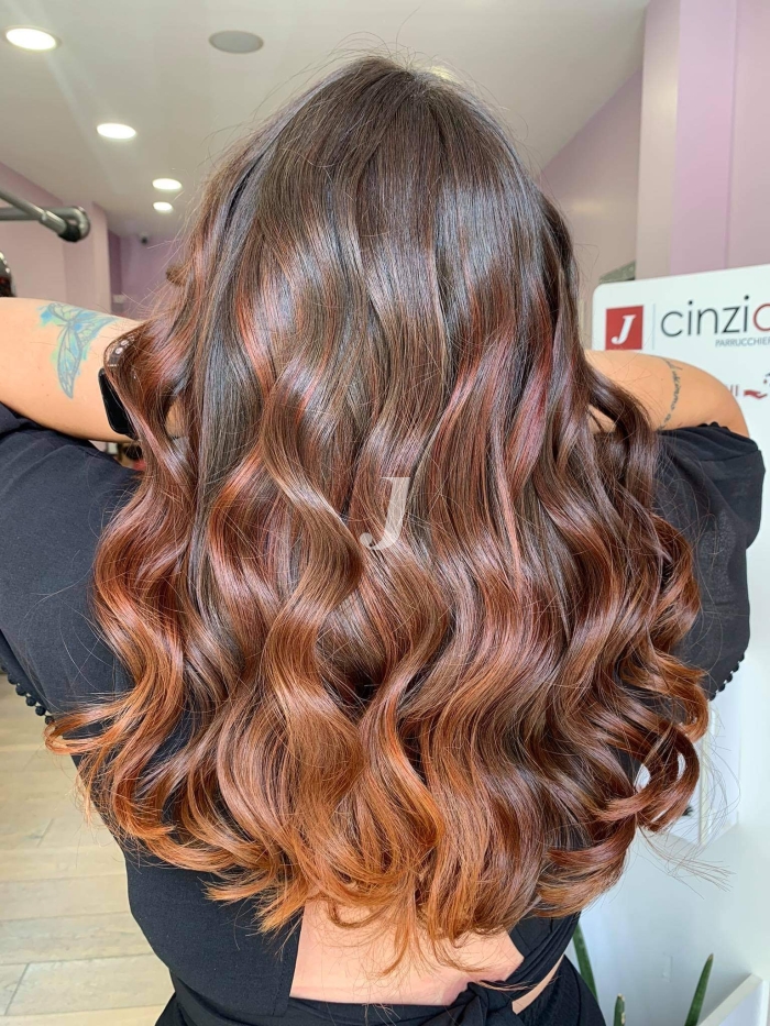 Foto di donna con capelli lunghi ramato scuro