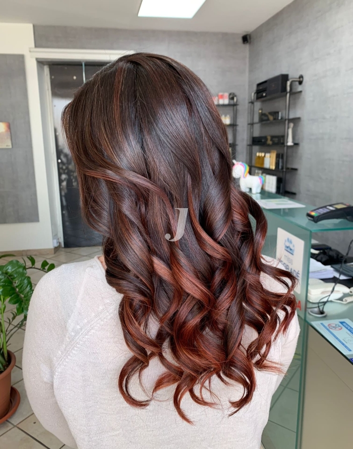 Foto di donna con capelli lunghi ramato scuro