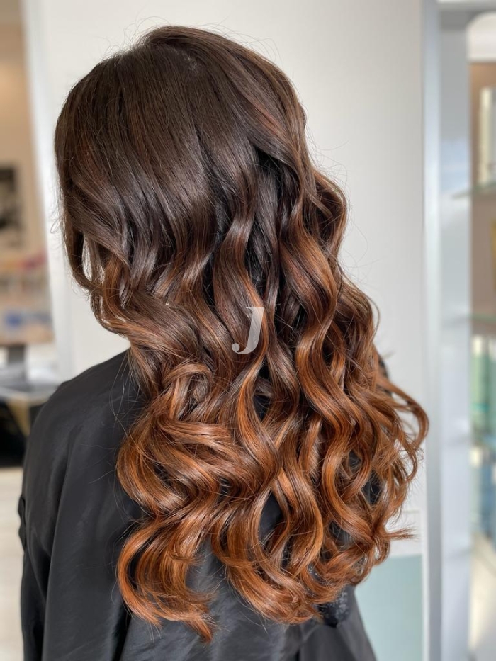 Foto di donna con capelli lunghi ramato scuro