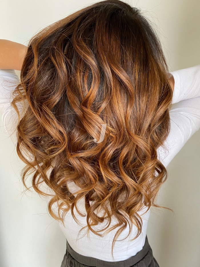 Foto di donna con capelli lunghi ramato scuro