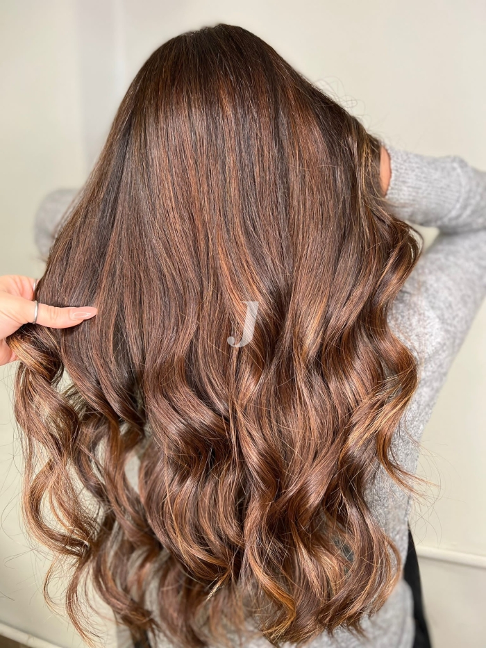 Foto di donna con capelli lunghi ramato scuro