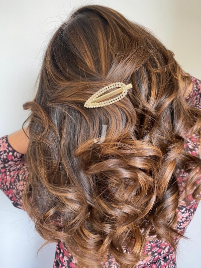 Foto di donna con capelli lunghi ramato scuro