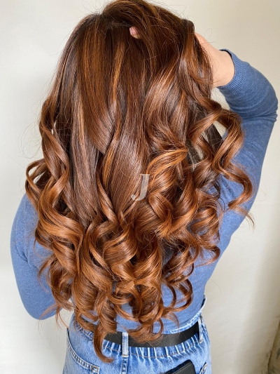 Foto di donna con capelli lunghi ramato scuro