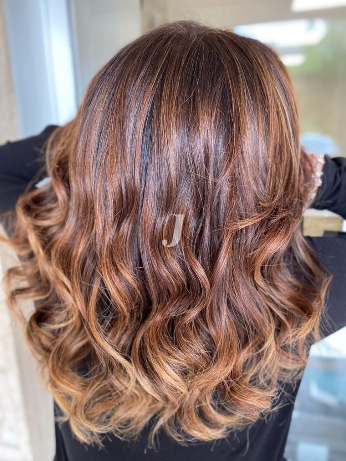 Foto di donna con capelli lunghi ramato scuro