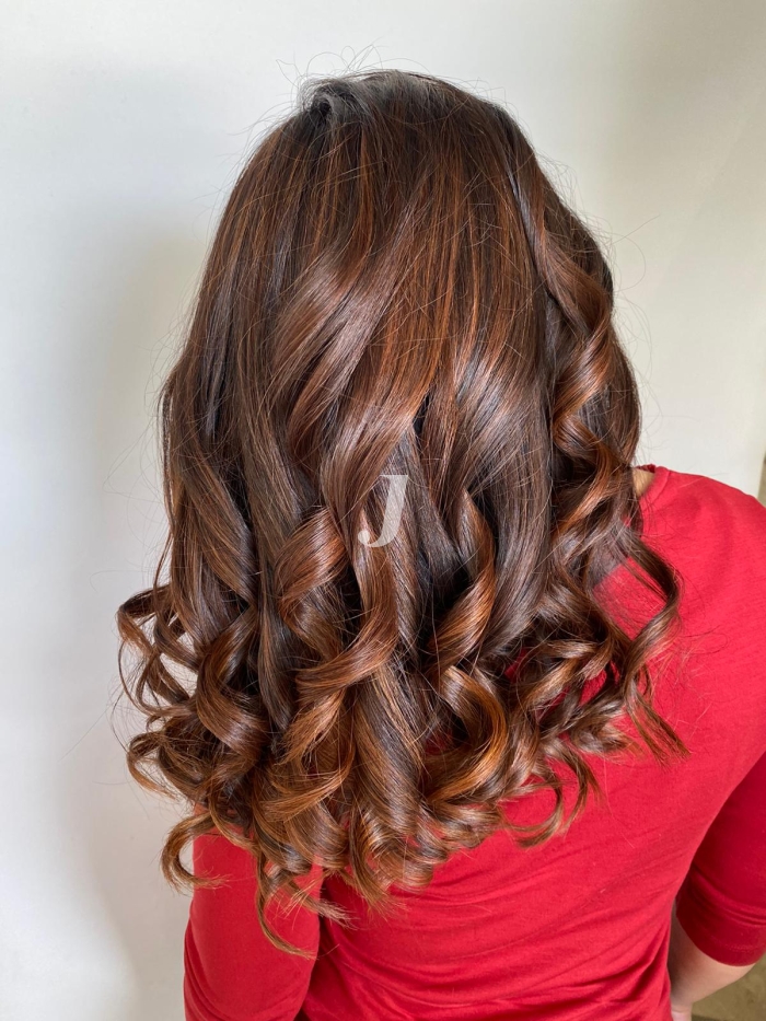 Foto di donna con capelli lunghi ramato scuro