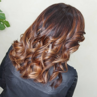 Foto di donna con capelli lunghi ramato scuro