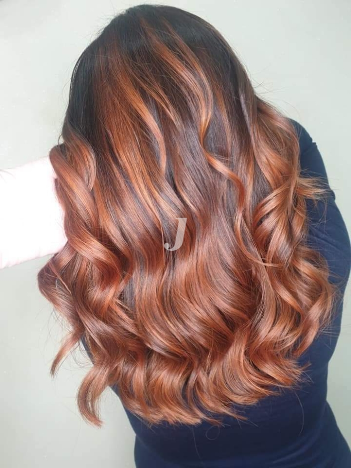 Foto di donna con capelli lunghi ramato scuro