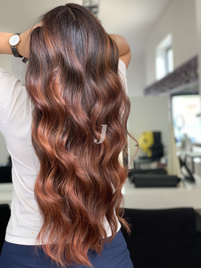 Foto di donna con capelli lunghi ramato scuro