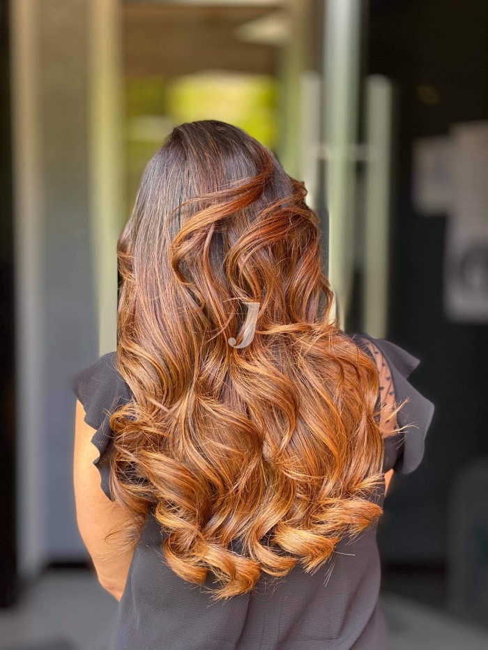 Foto di donna con capelli lunghi ramato scuro